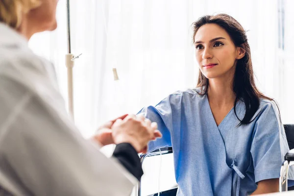 Kvinnlig Läkare Konsultera Och Hålla Hand Patienten Lugnande Med Omsorg — Stockfoto