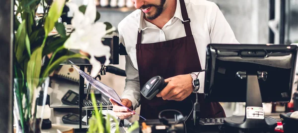 Portré Jóképű Szakállas Barista Férfi Kisvállalkozás Tulajdonosa Dolgozik Laptop Számítógép — Stock Fotó