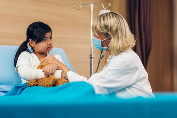 Kadın Doktor Servisi Küçük Kız Hastayla Konuşma Danışmanlık Konusunda Yardımcı — Stok fotoğraf