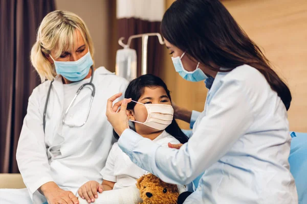 Kız Hizmetleri Için Koruyucu Maske Takan Kadın Doktor Küçük Kız — Stok fotoğraf