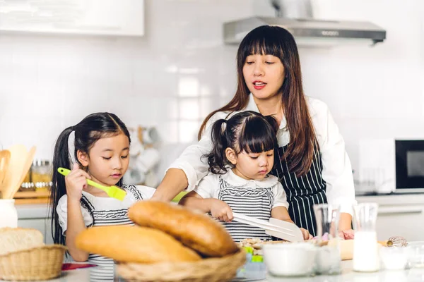 Retrato Disfrutar Del Amor Feliz Familia Asiática Madre Niña Asiática —  Fotos de Stock