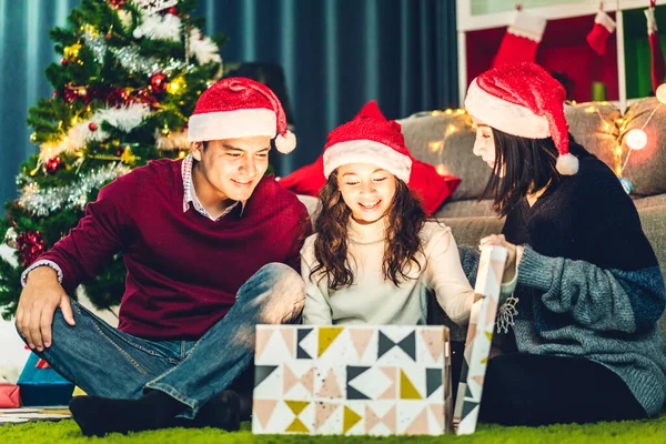 Retrato Pai Mãe Família Feliz Com Filha Chapéus Papai Noel — Fotografia de Stock