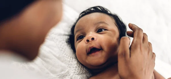 Retrato Disfrutar Del Amor Feliz Familia Afroamericana Madre Jugando Con — Foto de Stock