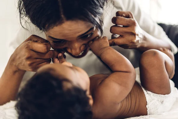 가족의 사랑을 즐기는 아프리카계 미국인 어머니 사랑작은 아프리카계 미국인 아기와 — 스톡 사진
