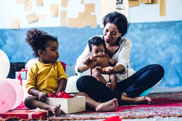 Portrait Von Genießen Glückliche Liebe Familie Afrikanisch Amerikanische Mutter Spielt — Stockfoto