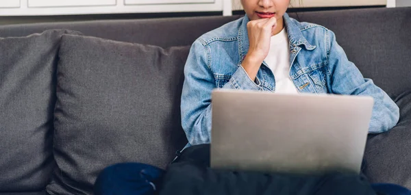 Vrouw Praten Met Behulp Van Laptop Computer Werken Video Conferentie — Stockfoto