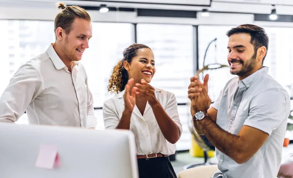 Éxito Los Empresarios Profesionales Del Grupo Para Ganar Celebrar Éxito — Foto de Stock