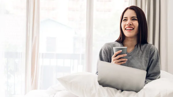 Retrato Sonreír Feliz Hermosa Mujer Asiática Relajante Utilizando Tecnología Computadora —  Fotos de Stock