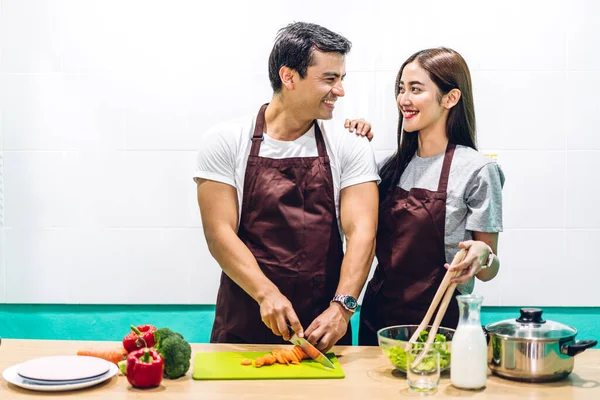 Casal Feliz Cozinhar Preparar Refeição Juntos Cozinha — Fotografia de Stock