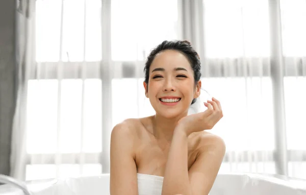 Χαμογελώντας Χαρούμενα Όμορφη Ασιατική Γυναίκα Καθαρό Φρέσκο Υγιές Λευκό Δέρμα — Φωτογραφία Αρχείου