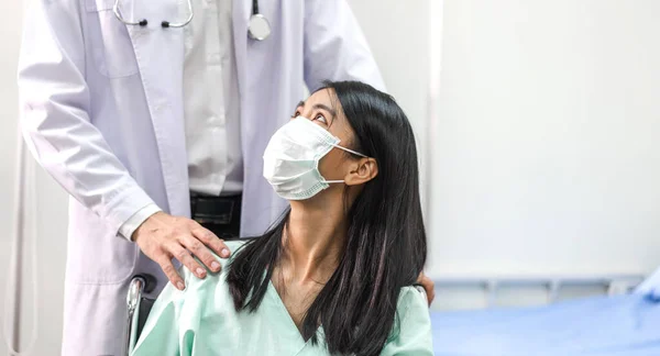 男性医師サービスは マスクを着用した女性患者との話し合いと相談をサポートし 健康医療を満たすために手をつないで支援します病院での信頼の概念を表現します — ストック写真