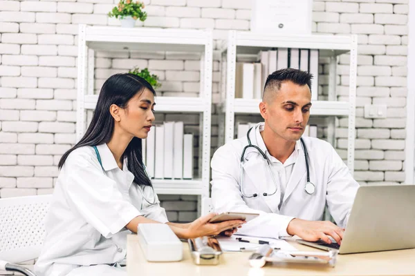 Equipo Médico Profesional Con Estetoscopio Uniforme Que Trabaja Discutiendo Hablando — Foto de Stock