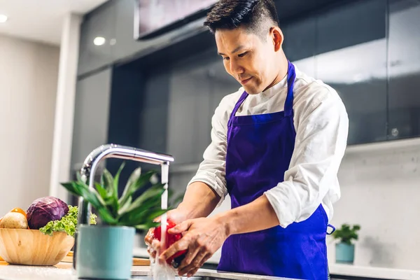 Portrait Von Lächelnden Professionellen Gutaussehenden Asiatischen Mann Koch Kochen Und — Stockfoto