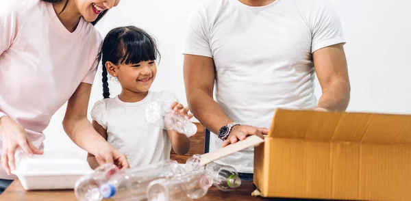 Glad Leende Familj Att Kul Att Sätta Tom Återvinning Plastflaskor — Stockfoto