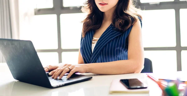 Portrait Woman Using Technology Laptop Computer While Sitting Table Young — Stock Photo, Image