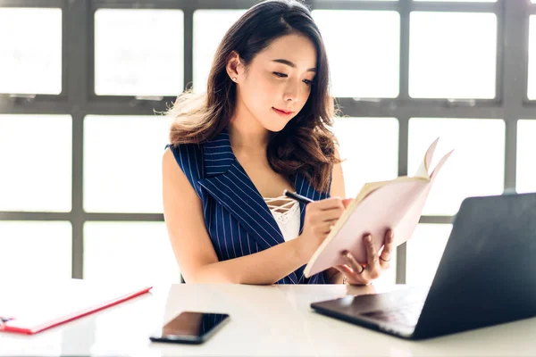 Portrait Woman Using Technology Laptop Computer While Sitting Table Young — Stock Photo, Image