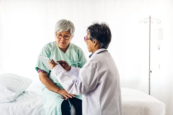 Doktor Danışmanlığı Hastanedeki Yaşlı Kadınla Ilgili Bilgileri Kontrol Edin Yaşlı — Stok fotoğraf