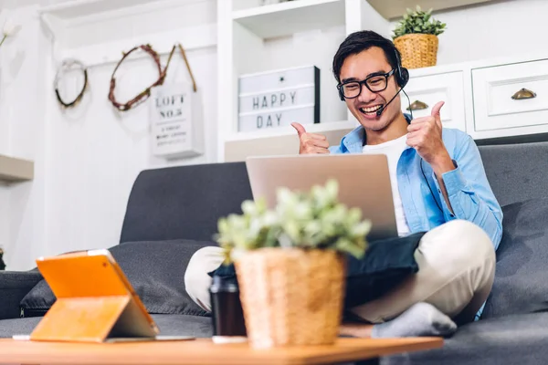 Joven Sonriente Asiático Hombre Usando Ordenador Portátil Trabajo Video Conferencia —  Fotos de Stock