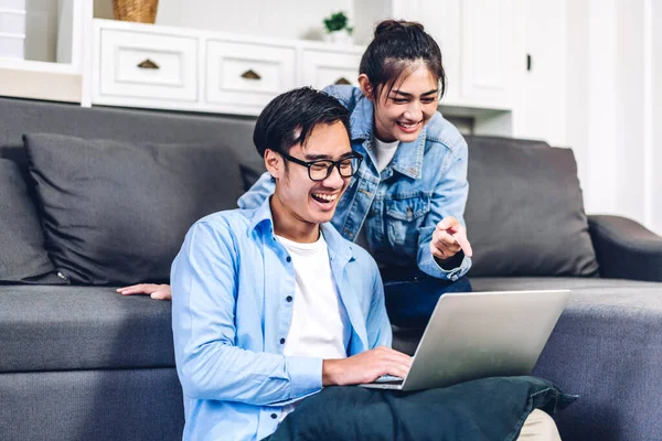 年轻的亚洲夫妇在网上聊天时 使用笔记本电脑 电脑和视频会议来放松自己 富有创意的商业伙伴在家里规划和头脑风暴 — 图库照片