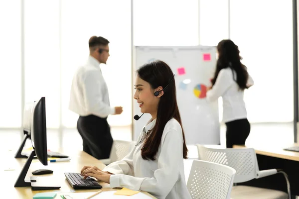 Grupo Feliz Centro Llamadas Sonriente Operador Negocios Atención Cliente Equipo — Foto de Stock