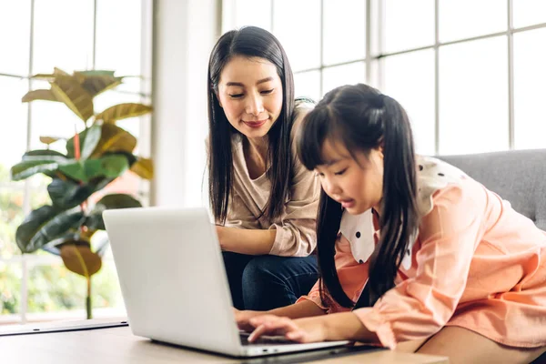 Madre Bambina Asiatica Bambina Che Impara Guarda Computer Portatile Facendo — Foto Stock