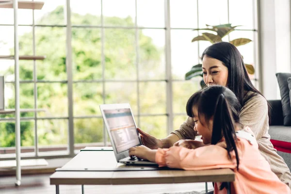 Mother Asian Kid Little Girl Learning Looking Laptop Computer Making — Stock Photo, Image