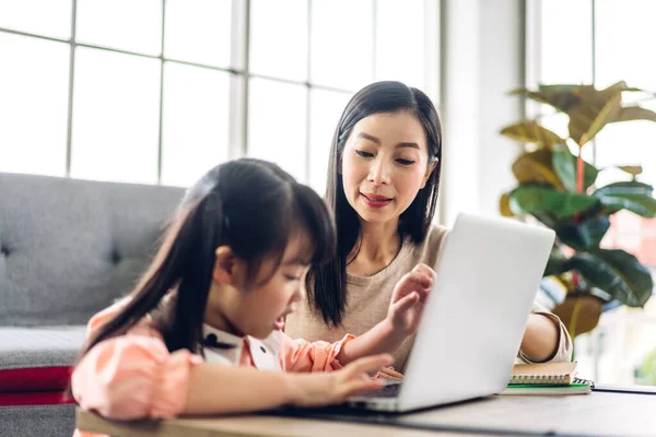 Mother Asian Kid Little Girl Learning Looking Laptop Computer Making — Stock Photo, Image