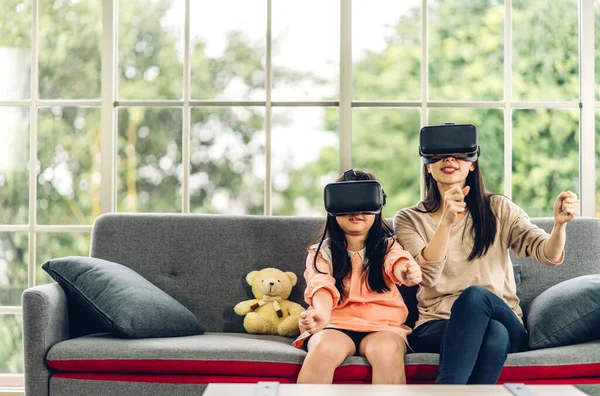 Portrait Enjoy Happy Love Asian Family Mother Little Asian Girls — Stock Photo, Image