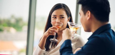 Romantik, genç ve mutlu çift rahatça konuşuyor ve şarap içiyor. Restoranda kutlama yapıyorlar.