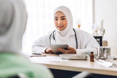 Müslüman Asyalı kadın doktor hizmetleri, sağlık hizmetleri ve tıbbın sağlık hizmetleri ile görüşmesinde Müslüman kadın hastalarla görüşme ve danışmanlık konuşmalarını desteklemeye yardımcı olur.