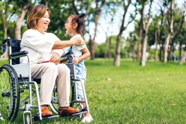 Mutlu Asyalı büyükanne ve küçük tatlı Asyalı kızın portresi. Yaz parkında rahatlayın. Büyükannesi ve büyükbabası birlikte gülümseyen genç kız.