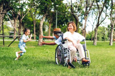 Mutlu Asyalı büyükbaba ve büyükannesinin portresi ve Asyalı küçük tatlı kız yaz parkında rahatlayın. Gülen büyükannesi ve büyükbabası birlikte gülümseyen genç kız. Aile ve beraberlik.