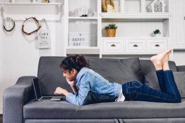 Kadın konuşması, dizüstü bilgisayarın çalışması ve evdeki iş arkadaşlarıyla çevrimiçi video konferansı kullanarak konuşuyor. Yaratıcı kadın, ev konseptinden iş ekibiyle görüntülü konuşma görüşmesi yapıyor.