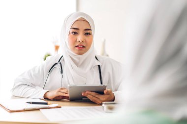 Müslüman Asyalı kadın doktor hizmetleri, sağlık hizmetleri ve tıbbın sağlık hizmetleri ile görüşmesinde Müslüman kadın hastalarla görüşme ve danışmanlık konuşmalarını desteklemeye yardımcı olur.