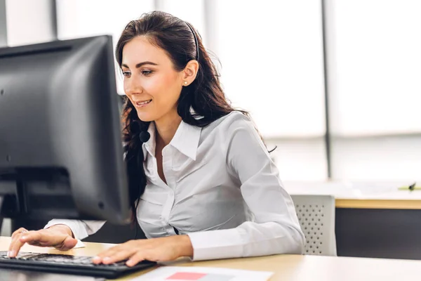 Retrato Mulher Negócios Usando Tecnologia Computador Portátil Enquanto Senta Mesa — Fotografia de Stock