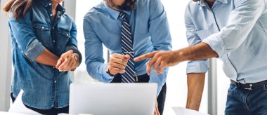 Profesyonel iş toplantıları ve yeni başlangıç projesiyle strateji tartışmaları. Modern ofiste dizüstü bilgisayarla yaratıcı iş adamları planlama ve beyin fırtınası. Takım çalışması kavramı