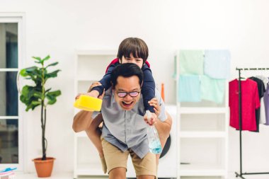 Mutlu bir aşk portresi. Asyalı bir aile babası. Küçük Asyalı bir çocuğu sırtında taşıyor.