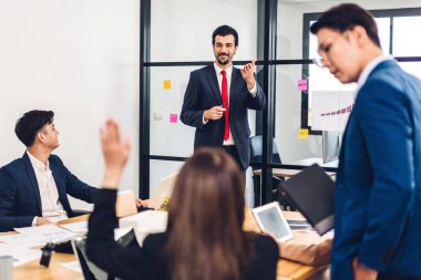 Profesyonel iş sunum toplantısı ve yeni başlangıç projesiyle strateji tartışması. Modern ofiste dizüstü bilgisayarla yaratıcı iş adamları planlama ve beyin fırtınası. Takım çalışması kavramı