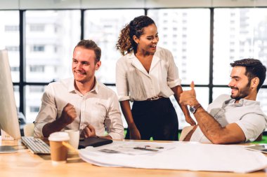 Profesyonel iş toplantıları ve yeni başlangıç projesiyle strateji tartışmaları. Modern ofiste masaüstü bilgisayarı ile yaratıcı iş adamları planlama ve beyin fırtınası. Takım çalışması kavramı