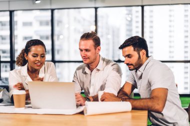 Profesyonel iş toplantıları ve yeni başlangıç projesiyle strateji tartışmaları. Modern ofiste dizüstü bilgisayarla yaratıcı iş adamları planlama ve beyin fırtınası. Takım çalışması kavramı