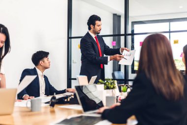 Profesyonel iş sunum toplantısı ve yeni başlangıç projesiyle strateji tartışması. Modern ofiste dizüstü bilgisayarla yaratıcı iş adamları planlama ve beyin fırtınası. Takım çalışması