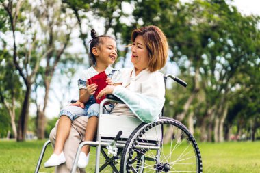 Mutlu Asyalı büyükanne ve küçük tatlı Asyalı kızın portresi. Yaz parkında rahatlayın. Büyükannesi ve büyükbabası birlikte gülümseyen genç kız.