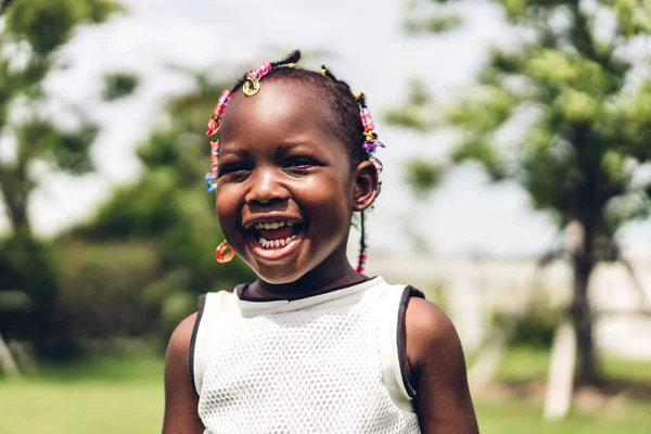 Portret Van Gelukkig Lachend Klein Kind Afrikaans Amerikaans Meisje Park — Stockfoto