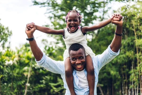 Ritratto Godere Felice Amore Nero Famiglia Africano Americano Padre Portando — Foto Stock