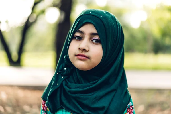 Tesettürlü Tesettürlü Gülümseyen Parktaki Kameraya Bakan Küçük Müslüman Kız Çocuğunun — Stok fotoğraf