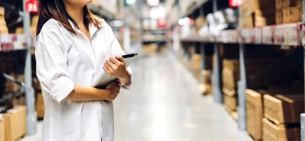 Portret Van Manager Werknemer Vrouw Staande Bestel Details Tablet Computer — Stockfoto