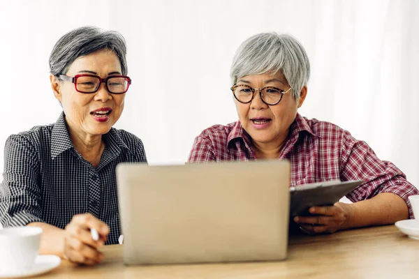 2人の友人幸せなシニア大人の高齢者アジアの女性の肖像笑顔と自宅でラップトップコンピュータで作業 退職の概念 — ストック写真