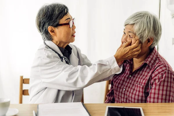 Médico Consulta Verificación Información Con Mujer Edad Avanzada Hospital Elderly — Foto de Stock