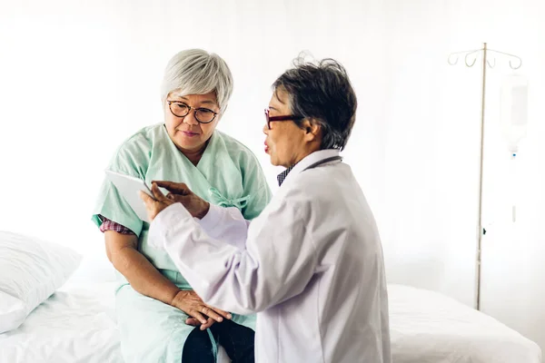 Medico Anziano Che Indossa Uniforme Con Servizio Stetoscopio Aiuta Sostenere — Foto Stock