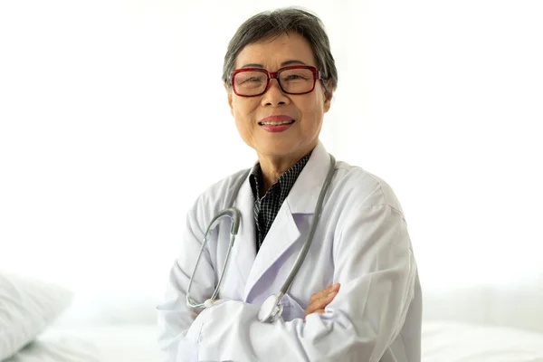 Kobieta Starszy Lekarz Stetoskopem Szpitalu Opieka Zdrowotna Medycyna — Zdjęcie stockowe